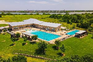 Valencia on The Lake