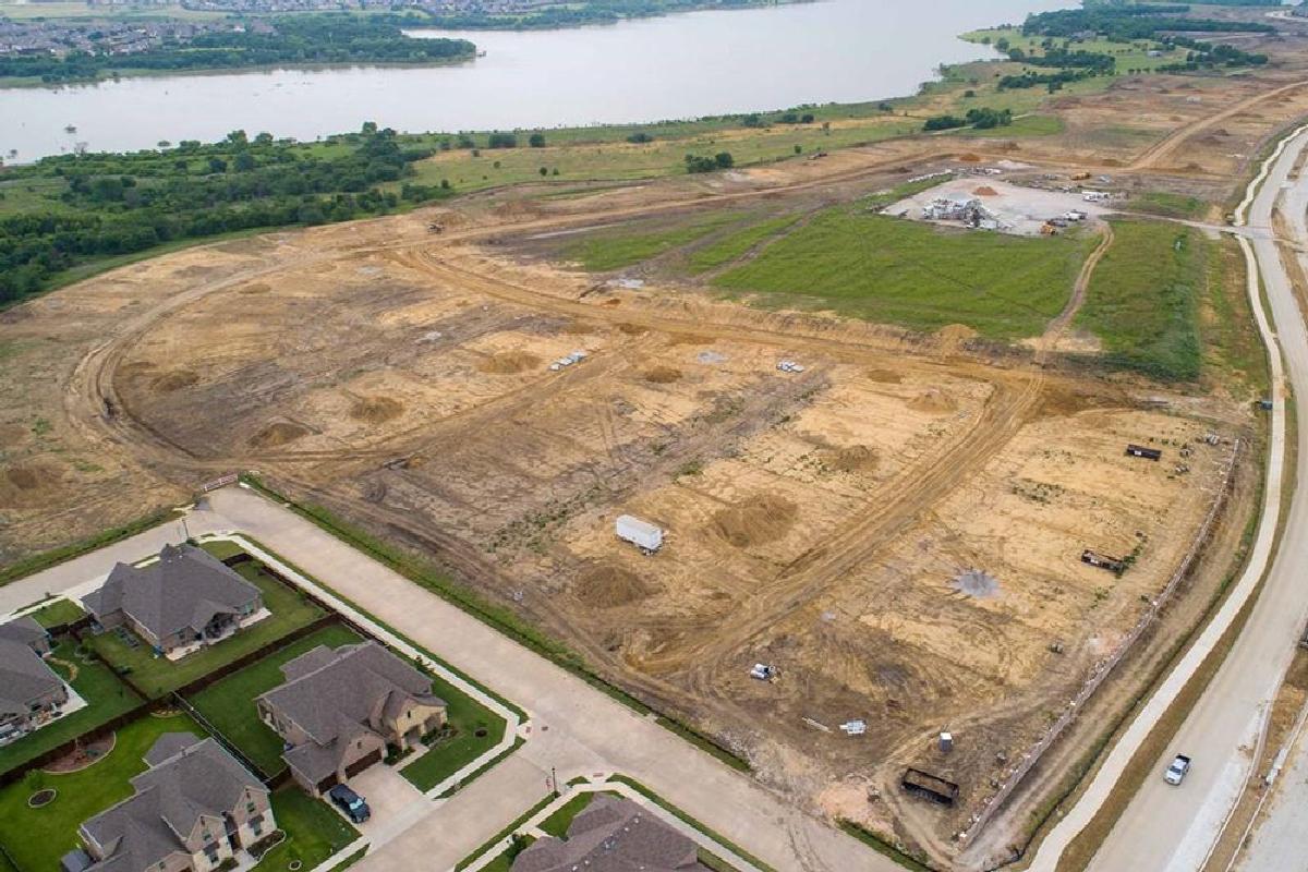 Valencia on The Lake